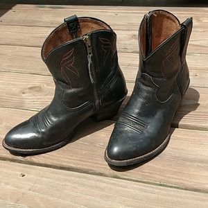 Super cute black Ariat booties !